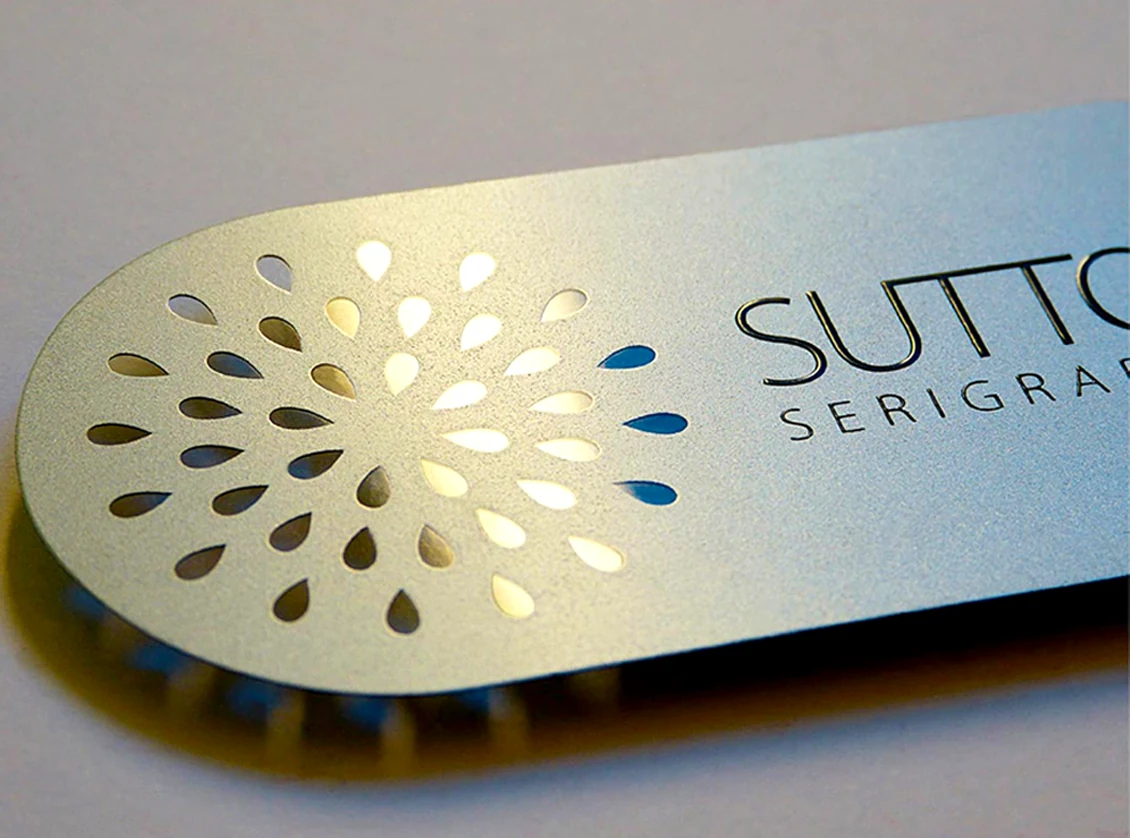 Sutto Serigrafia — logotipo aplicado em relevo metalizado